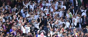Barcelona auf hessisch. Frankfurter Fans beim Spiel in Camp Nou.