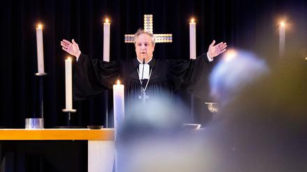 Christian Stäblein, Bischof der Evangelischen Kirche Berlin-Brandenburg-schlesische Oberlausitz, sin der Kaiser-Wilhelm-Gedächtnis-Kirche.