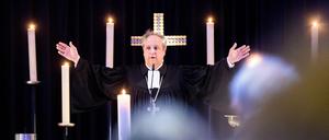 Christian Stäblein, Bischof der Evangelischen Kirche Berlin-Brandenburg-schlesische Oberlausitz, sin der Kaiser-Wilhelm-Gedächtnis-Kirche.