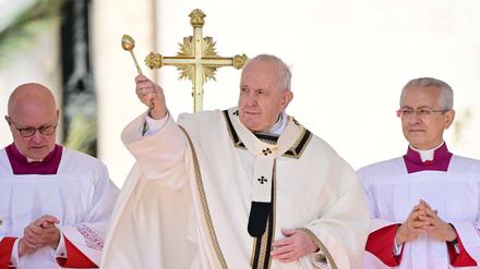 Papst Franziskus I. (Mitte) bei der Ostermesse auf dem Petersplatz in der Vatikanstadt.