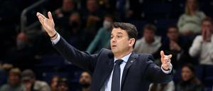 Zum Sieg dirigiert. Albas Trainer Israel Gonzales.