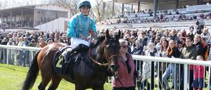 So sehen Siegerinnen aus! Sibylle Vogt auf Mansour.