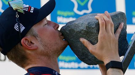 Und Küsschen. Dylan Van Baarle feiert den Sieg.