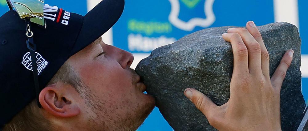 Und Küsschen. Dylan Van Baarle feiert den Sieg.