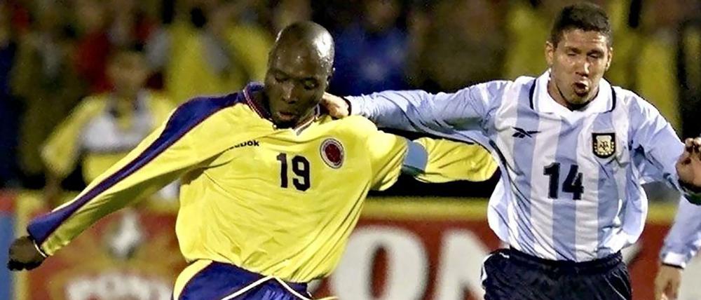Freddy Rincon (links) gehörte zu den großen südamerikanischen Spielern der 90er Jahre. Hier spielt er in der WM-Qualifikation gegen Argentiniens Diego Simeone.