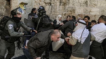 Israelische Sicherheitskräfte gehen gegen Palästinensern vor.