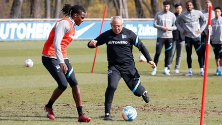 Trainer Felix Magath (re.) greift aktiv ins Training ein, Gegenspieler in dieser Szene ist Kapitän Dedryck Boyata. 