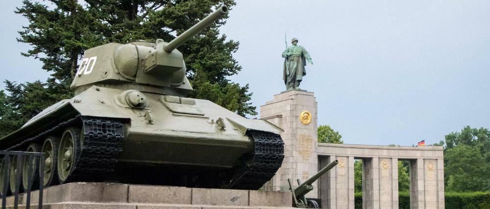 Das sowjetische Ehrenmal an der Straße des 17. Juni in Tiergarten. Es wird an beiden Seiten von zwei Panzern flankiert.