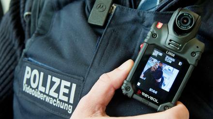 Eine Körperkamera soll die Beweisführung bei Polizeieinsätzen sichern und zugleich zur Deeskalation von schwierigen Situationen beitragen.