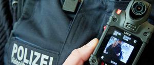 Eine Körperkamera soll die Beweisführung bei Polizeieinsätzen sichern und zugleich zur Deeskalation von schwierigen Situationen beitragen.