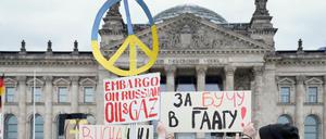 Gedenkaktion für die Opfer des russischen Angriffskriegs vor dem Reichstag.
