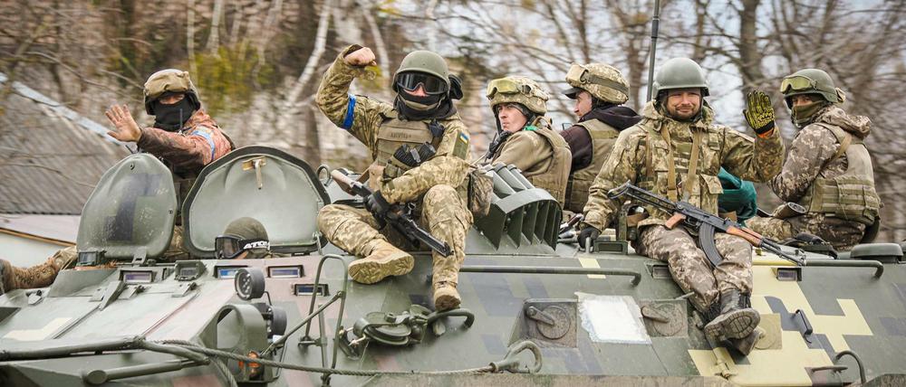 Ukrainische Truppen auf einem Militärfahrzeug.