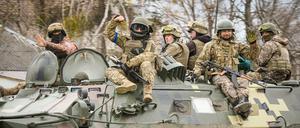 Ukrainische Truppen auf einem Militärfahrzeug.