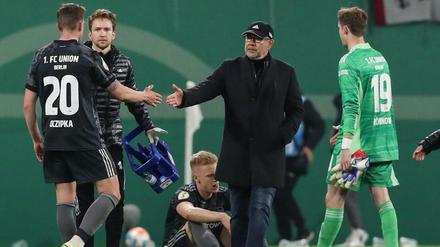 Gut gespielt und doch verloren. Trainer Urs Fischer klatscht seine Spieler ab.