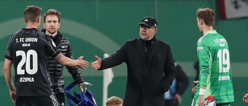 Gut gespielt und doch verloren. Trainer Urs Fischer klatscht seine Spieler ab.