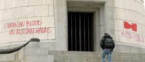 Antirussische Parolen: Bereits am 7. April wurde der Sockel der Bronzeskulptur des Sowjetischen Ehrenmals beschmiert. (Archivbild)