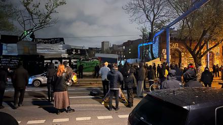 Polizeibeamten blockierten Freitagnacht den Eingang des Geländes an der Köpenicker Straße. Davor versammelten sich Aktivisten.