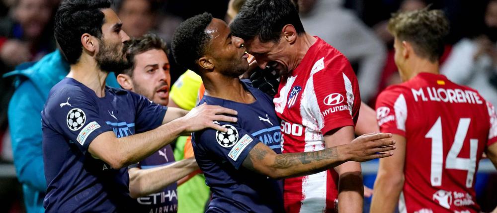 Atleticos Stefan Savic (2. v. r.) war einer der Auslöser der Rudelbildung.