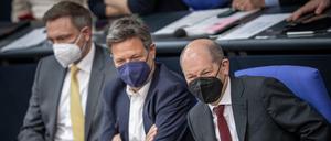 Getrieben von der Wirklichkeit: Bundeskanzler Olaf Scholz (vorne), Wirtschaftsminister Robert Habeck (Mitte), Finanzminister Christian Lindner (links).