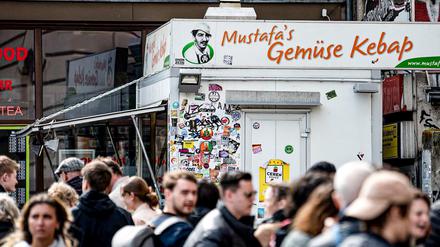 Touristenmagnet: Mustafa·s Gemüse Kebab am Kreuzberger Mehringdamm ist aus Reiseführern bekannt. Die Schlange ist lang - dabei gibt's nebenan ähnliche Speisen.