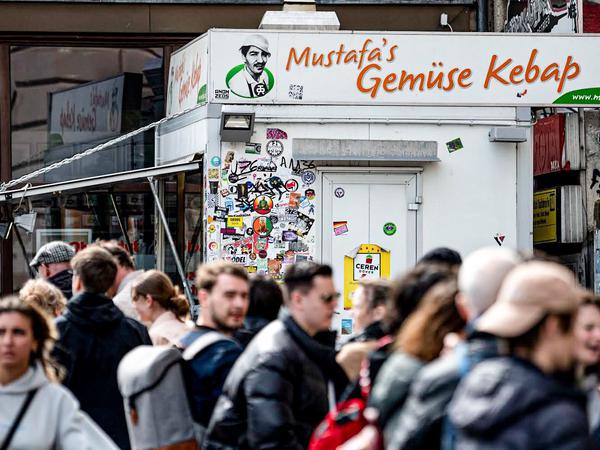 Touristenmagnet: Mustafa·s Gemüse Kebab am Kreuzberger Mehringdamm ist aus Reiseführern bekannt. Die Schlange ist lang - dabei gibt's nebenan ähnliche Speisen.
