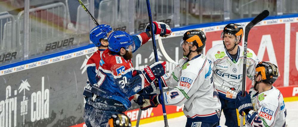 In den Duellen zwischen Mannheim und den Eisbären (hier in Weiß) geht es stets hitzig zu.