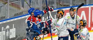 In den Duellen zwischen Mannheim und den Eisbären (hier in Weiß) geht es stets hitzig zu.
