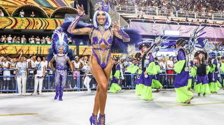 Dem bunten Tanzspektakel in Rio de Janeiro folgen Zehntausende Zuschauerinnen und Zuschauer auf der Tribüne.