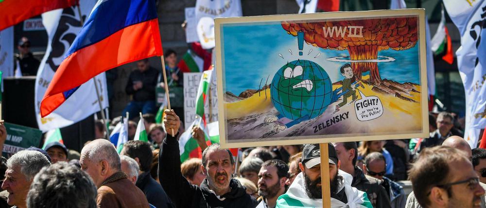 Anfang April protestierten in Sofia gegen Waffenlieferungen an die Ukraine. Nationalisten hatten dazu aufgerufen.