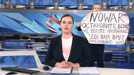„Stoppt den Krieg. Glaubt der Propaganda nicht. Hier werdet ihr belogen.“ Mit ihrer mutigen Aktion hat Marina Owsjannikowa (rechts) gegen die russischen Staatsmedien protestiert. Doch wie unparteiisch sind die westlichen Medien? 