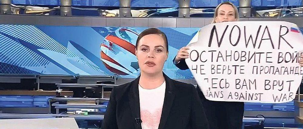 „Stoppt den Krieg. Glaubt der Propaganda nicht. Hier werdet ihr belogen.“ Mit ihrer mutigen Aktion hat Marina Owsjannikowa (rechts) gegen die russischen Staatsmedien protestiert. Doch wie unparteiisch sind die westlichen Medien?