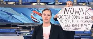„Stoppt den Krieg. Glaubt der Propaganda nicht. Hier werdet ihr belogen.“ Mit ihrer mutigen Aktion hat Marina Owsjannikowa (rechts) gegen die russischen Staatsmedien protestiert. Doch wie unparteiisch sind die westlichen Medien? 