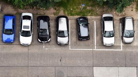 Parkende Autos von einem der Hochhäuser auf der Fischerinsel in Berlin-Mitte.
