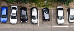Parkende Autos von einem der Hochhäuser auf der Fischerinsel in Berlin-Mitte.