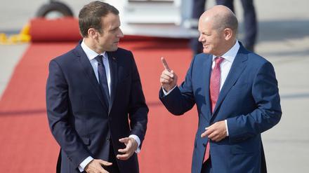 Bundeskanzler Olaf Scholz stärkt Frankreichs Präsident Emmanuel Macron in einem Gastbeitrag den Rücken.
