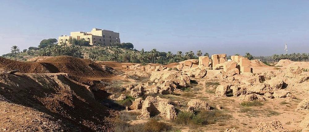 Babylon heute. Die erhaltenen Lehmziegel-Ruinen der legendären Stadt mit dem verlassenen und geplünderten Palast Saddam Husseins.