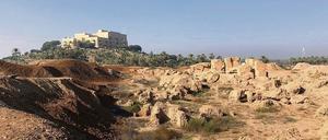 Babylon heute. Die erhaltenen Lehmziegel-Ruinen der legendären Stadt mit dem verlassenen und geplünderten Palast Saddam Husseins.