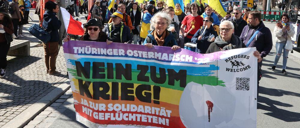 Jena: Teilnehmer eines Ostermarsches laufen nach einer Kundgebung auf dem Holzmarkt durch die Innenstadt