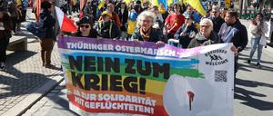 Jena: Teilnehmer eines Ostermarsches laufen nach einer Kundgebung auf dem Holzmarkt durch die Innenstadt