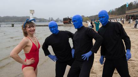 Die Blue Man Group ist beim Anbaden im Strandbad Wannsee aufgetreten.