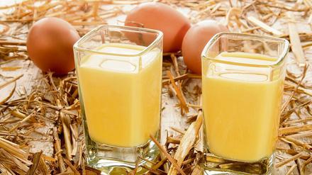 Da kommt was ins Glas. Eierlikör ist besonders zur Osterzeit beliebt, inzwischen wird er nicht nur pur, sondern gerne auch als Mixgetränk getrunken – vor allem in der Altersklasse unter 40. 