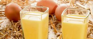 Da kommt was ins Glas. Eierlikör ist besonders zur Osterzeit beliebt, inzwischen wird er nicht nur pur, sondern gerne auch als Mixgetränk getrunken – vor allem in der Altersklasse unter 40. 