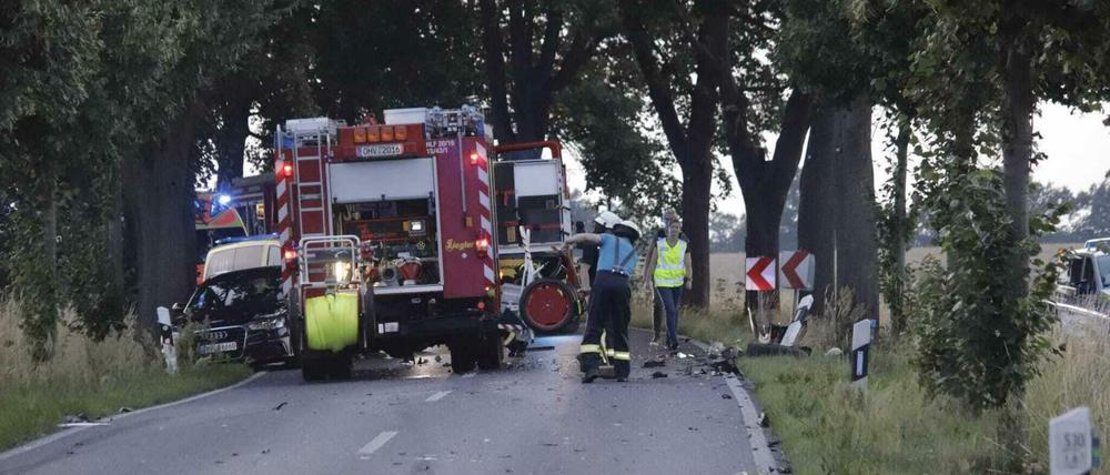 Bei dem Verkehrsunfall auf der Bundesstraße 96a zwischen Schildow und Schönfließ sind zwei Personen ums Leben gekommen.