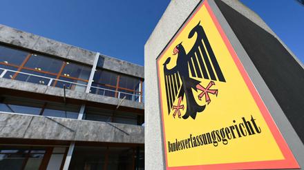 Baden-Württemberg, Karlsruhe: Die rechtsextreme NPD wurde mit ihrer Berliner Landesliste zu Unrecht nicht zur Bundestagswahl 2017 zugelassen.