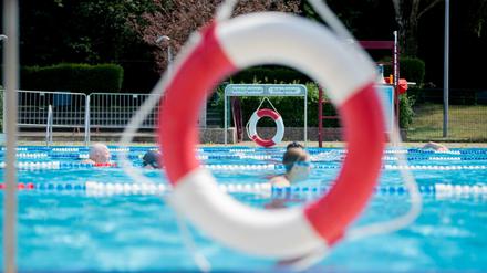 In den Berliner Bädern fehlen derzeit mehr als 50 Rettungsschwimmer:innen.