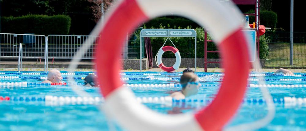 In den Berliner Bädern fehlen derzeit mehr als 50 Rettungsschwimmer:innen.