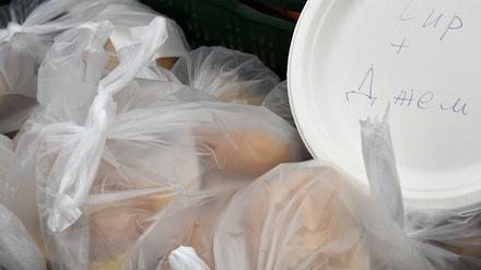 Von 12.00 bis 15.30 werden warme Suppen und Lunchpakete ausgegeben 