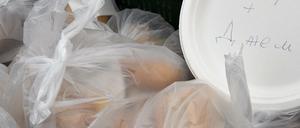 Von 12.00 bis 15.30 werden warme Suppen und Lunchpakete ausgegeben