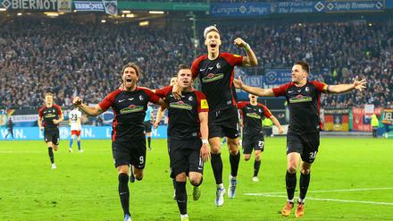 Ausgelassen feierten der SC Freiburg den Sieg gegen den HSV und den Einzug ins Finale.