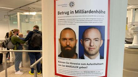 Fahndungsplakat für den früheren Wirecard-Manager Jan Marsalek am Flughafen München